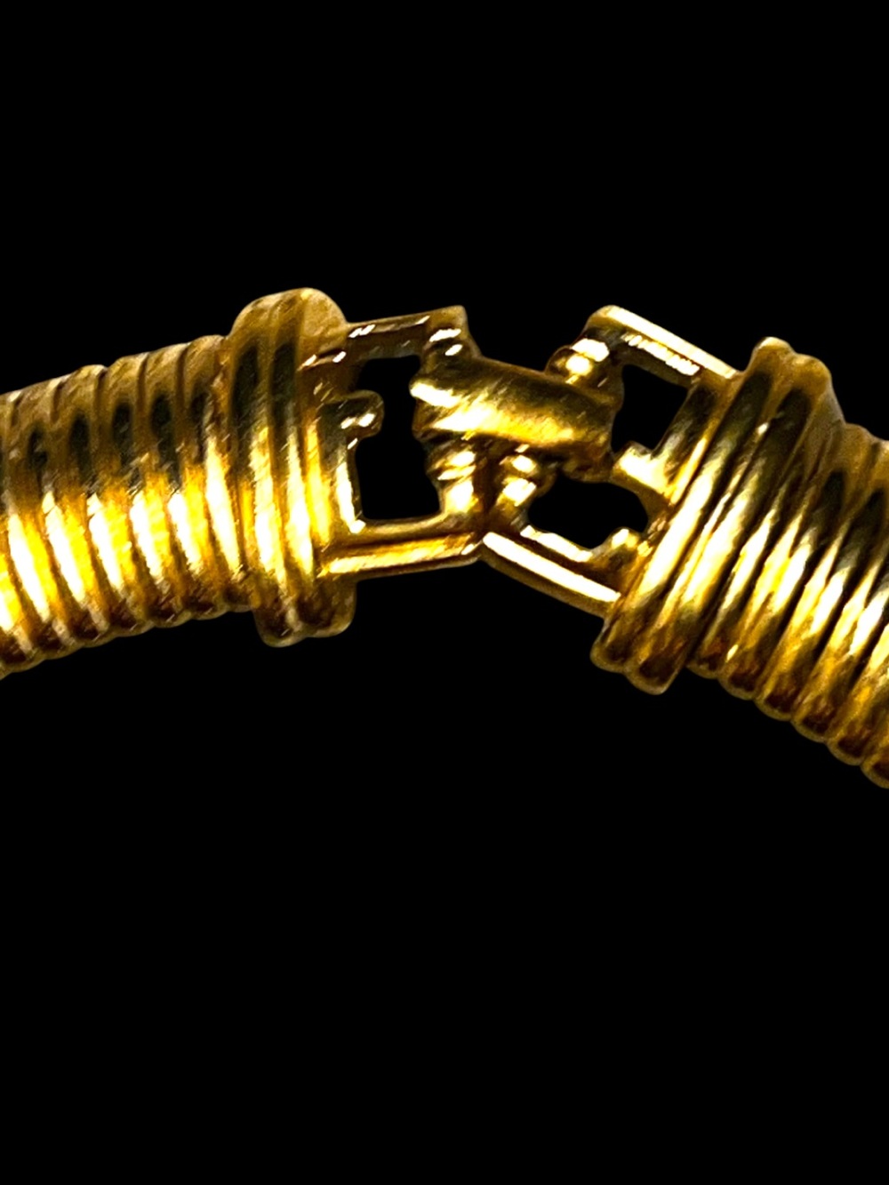 Vintage 1980’s Givenchy Gold-Tone Tubogas Omega Collar Necklace - Picture 6 of 12